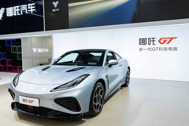 东莞214哪吒汽车在智能汽车领域的表现，领途汽车在新能源汽车市场中的影响力